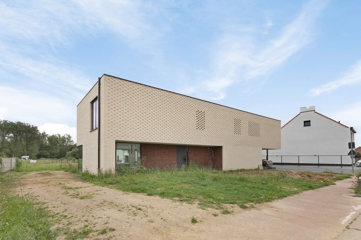 Featured image 4